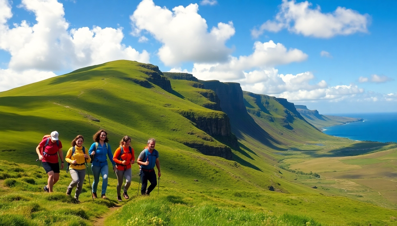 Wanderer auf dem Wicklow Way Irland mit herrlicher Landschaft im Hintergrund erkunden.